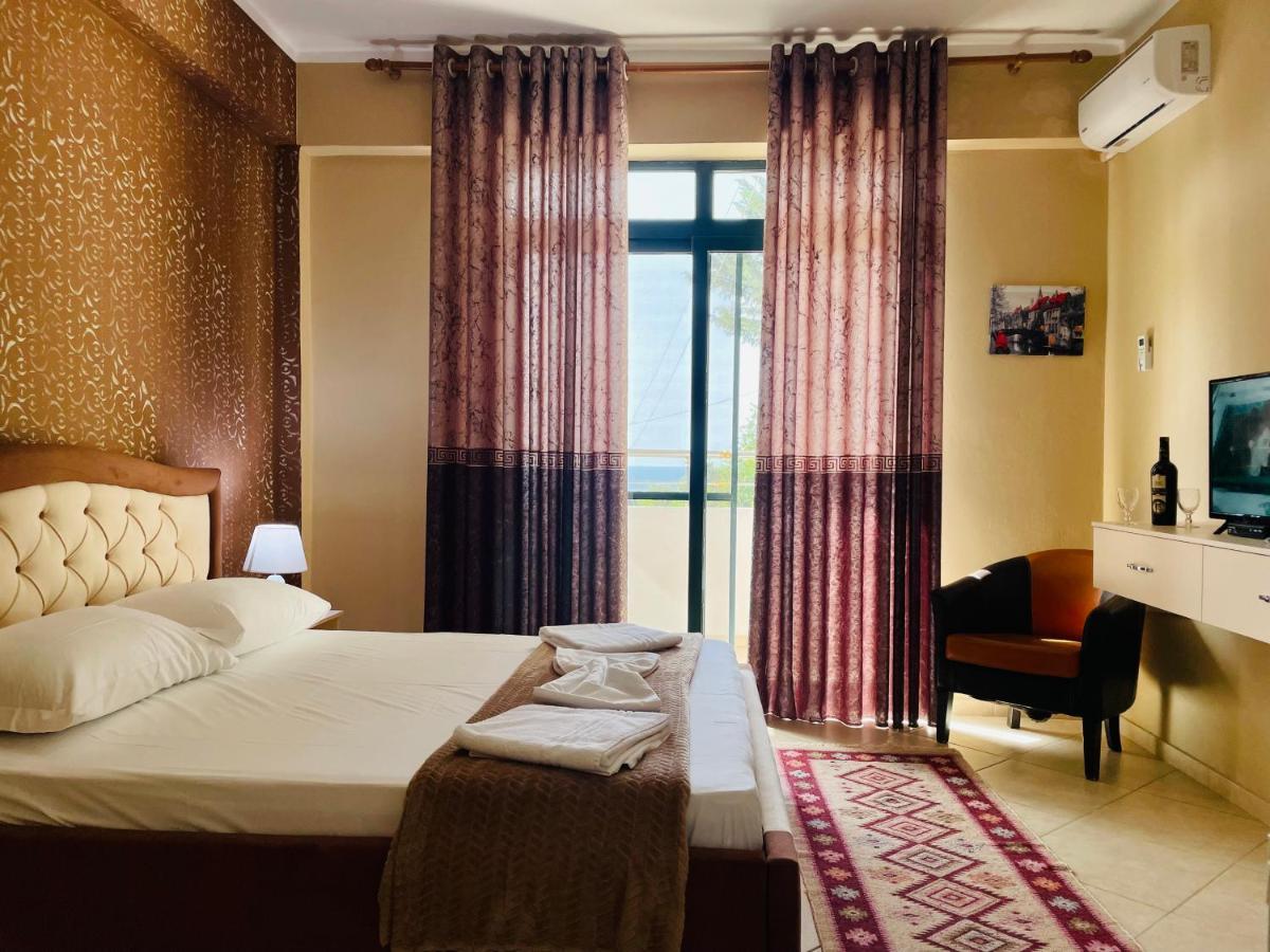 Vila3 Hotel Vlorë Esterno foto