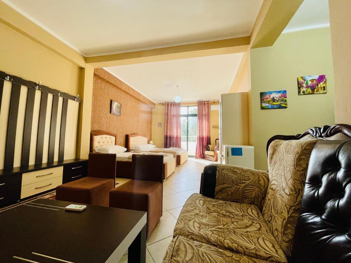 Vila3 Hotel Vlorë Esterno foto