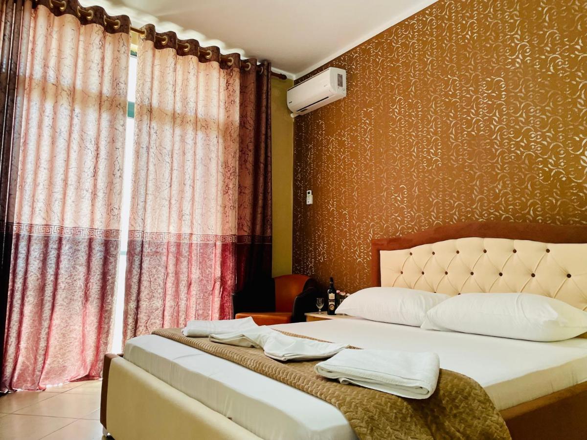 Vila3 Hotel Vlorë Esterno foto