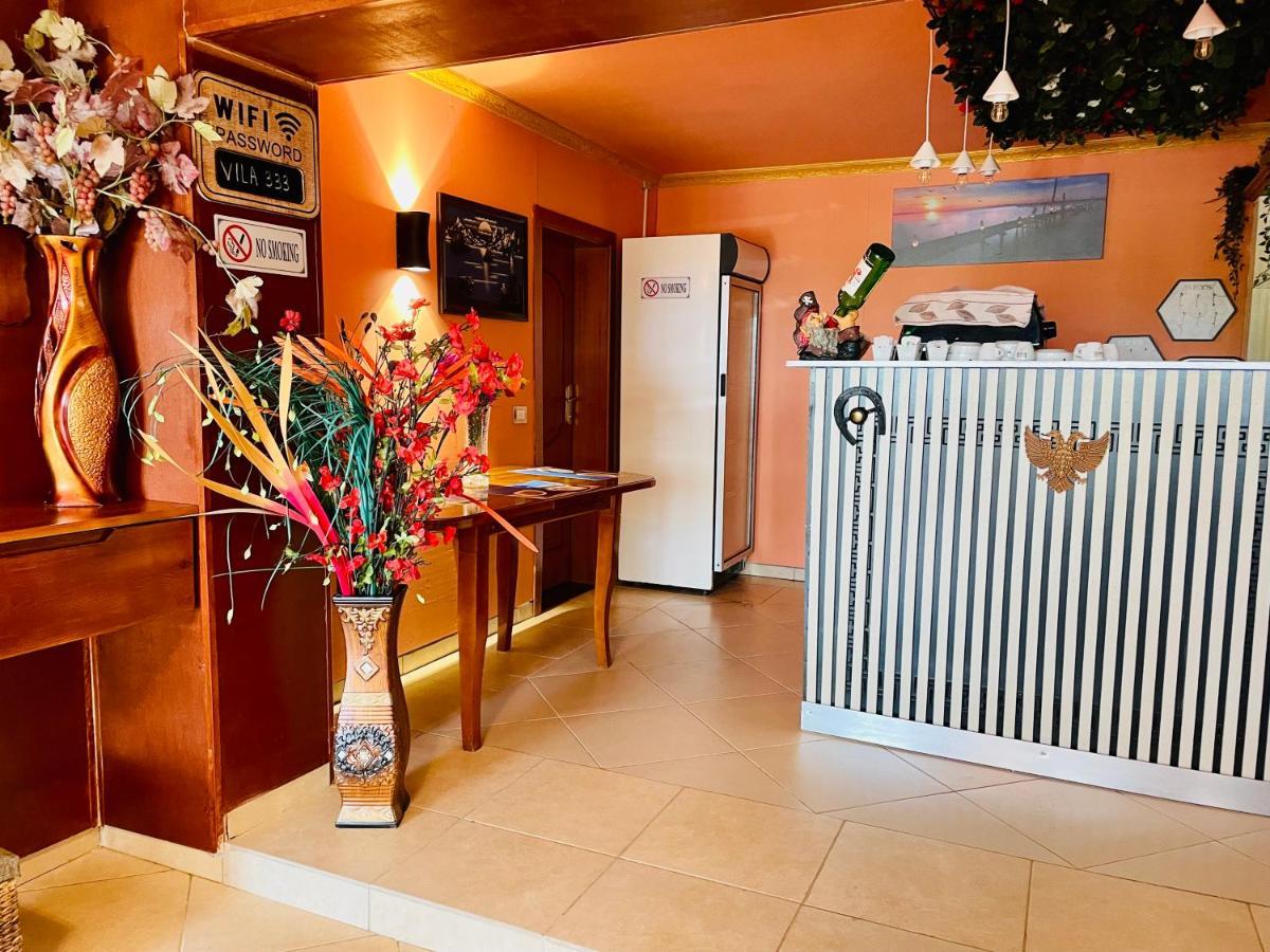 Vila3 Hotel Vlorë Esterno foto