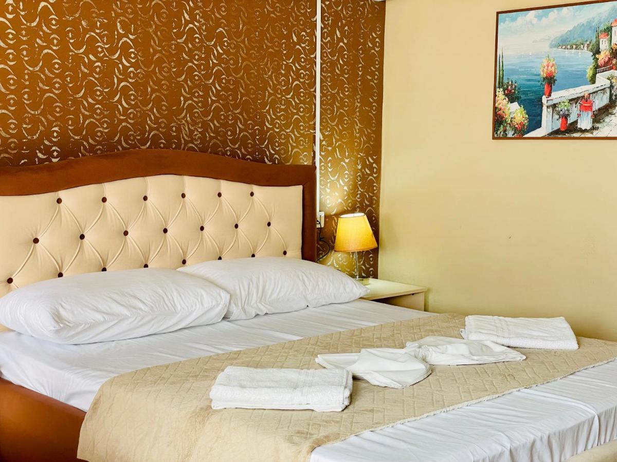 Vila3 Hotel Vlorë Esterno foto