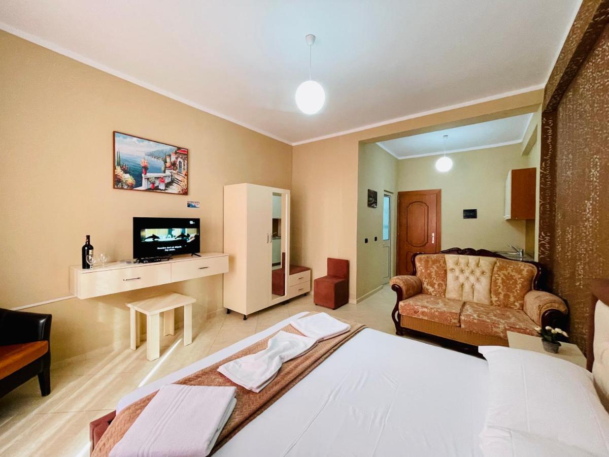 Vila3 Hotel Vlorë Esterno foto