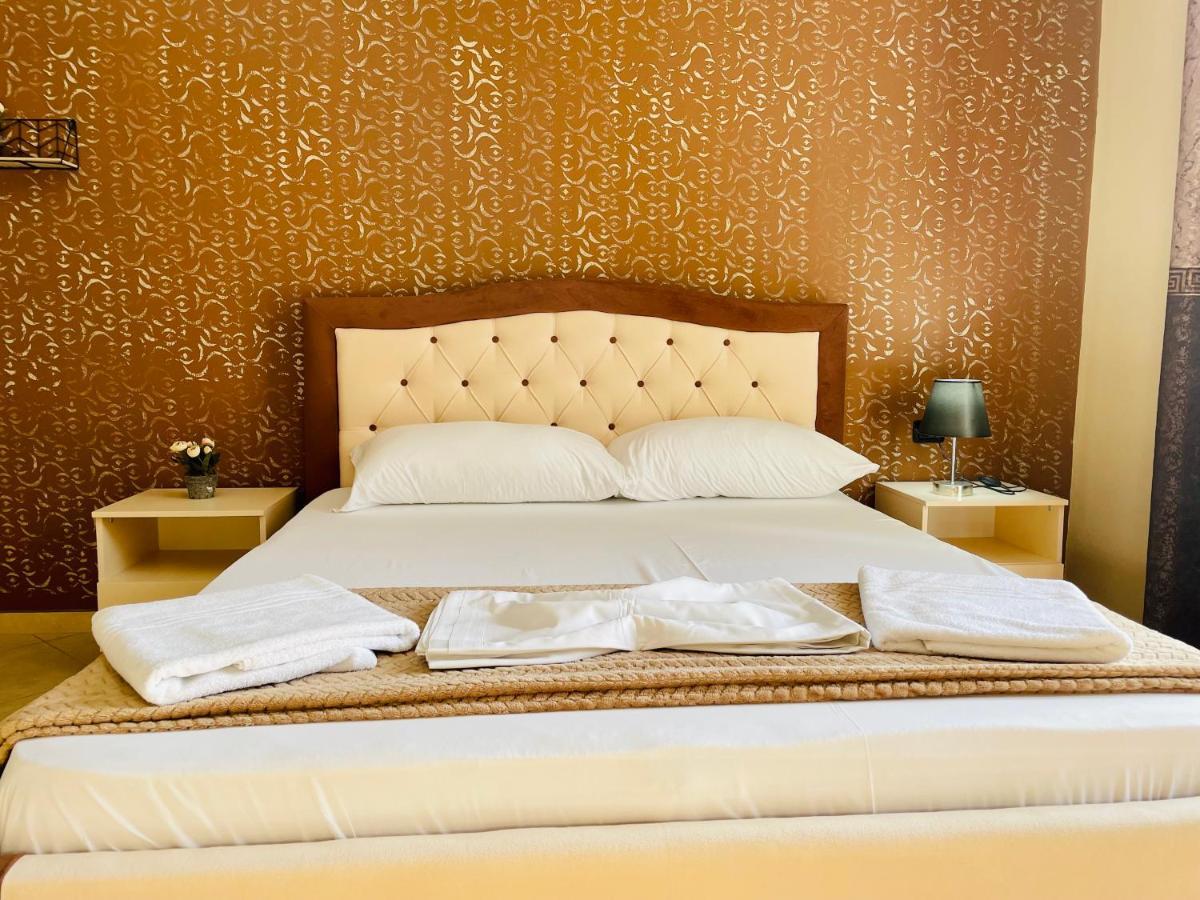 Vila3 Hotel Vlorë Esterno foto