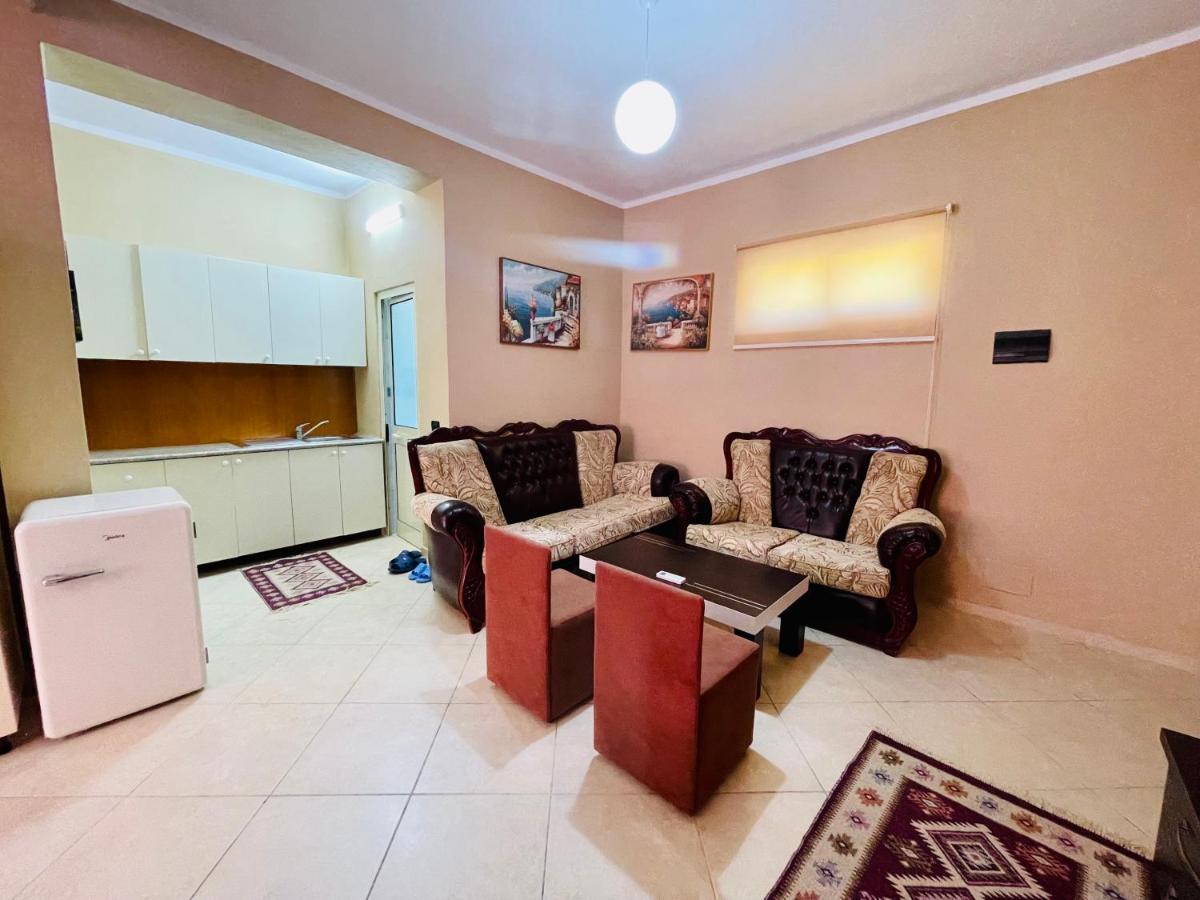 Vila3 Hotel Vlorë Esterno foto