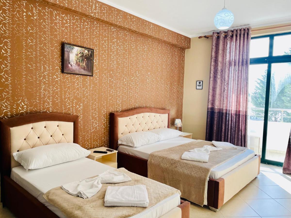 Vila3 Hotel Vlorë Esterno foto