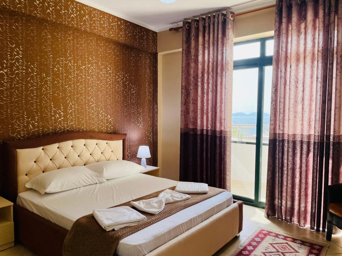 Vila3 Hotel Vlorë Esterno foto