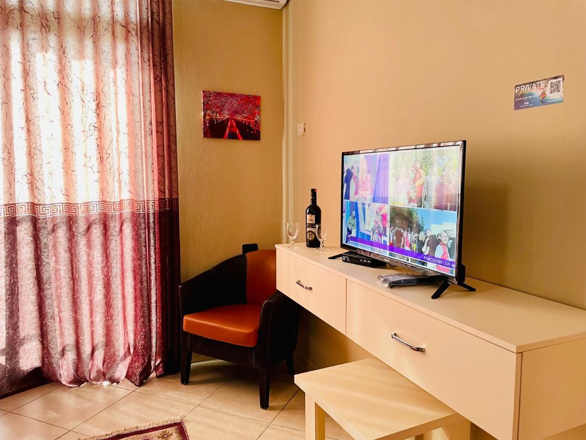 Vila3 Hotel Vlorë Esterno foto